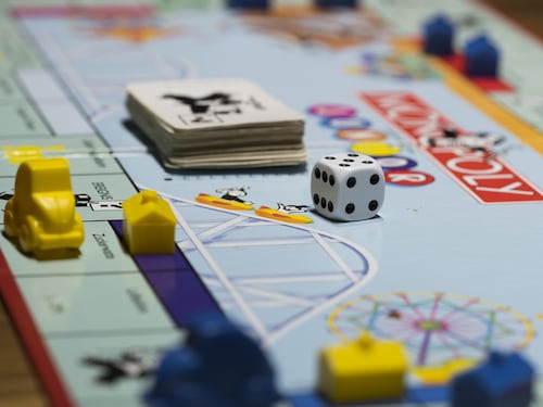 Via i contanti, arrivano carte di credito e App: ecco come cambia il Monopoly