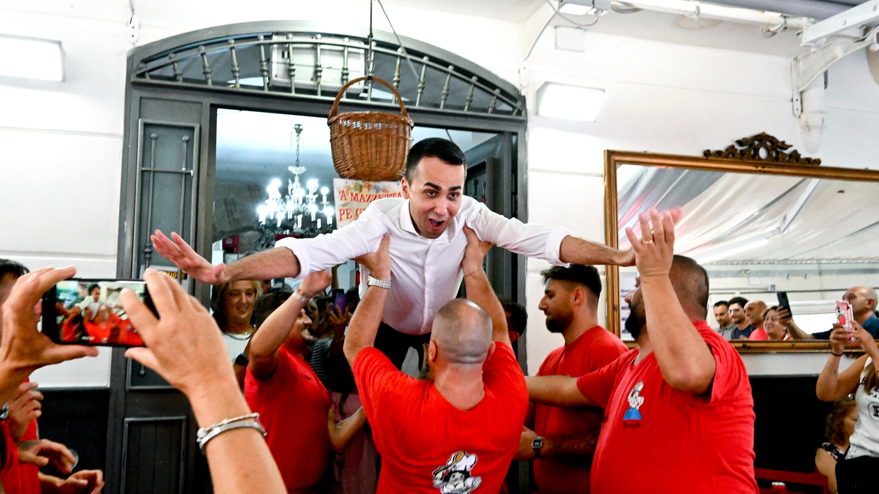 A Di Maio il premio di politico più "memato". Dall'inglese zoppicante al volo, tutti gli sfottò