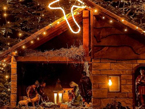 Presepe in fiamme, famiglia intossicata tratta in salvo