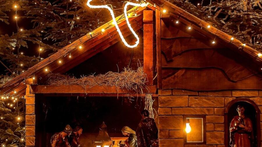 Presepe in fiamme, famiglia intossicata tratta in salvo