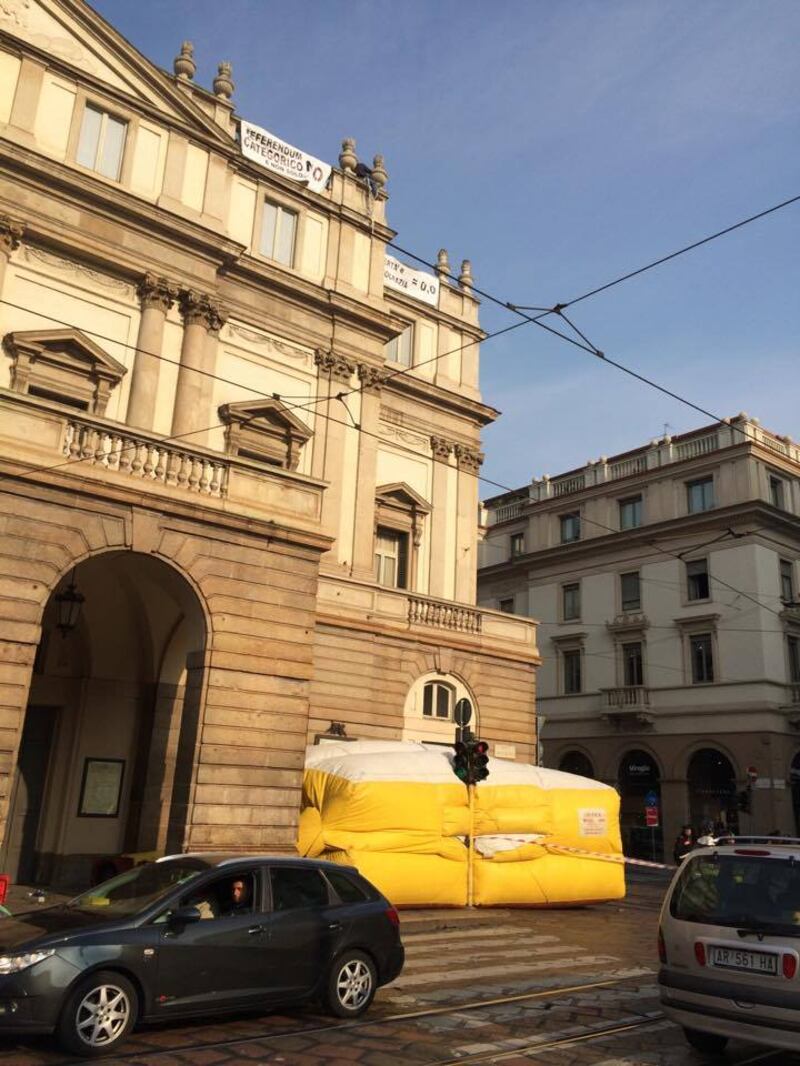 Milano, sul tetto della Scala per protesta 6