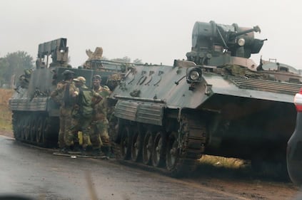 Carriarmati per le strade di Harare 1