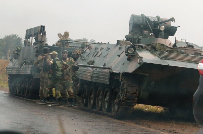 Carriarmati per le strade di Harare 1
