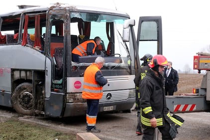 Mantova, scuolabus si ribalta in un fosso: paura per 50 bimbi 1