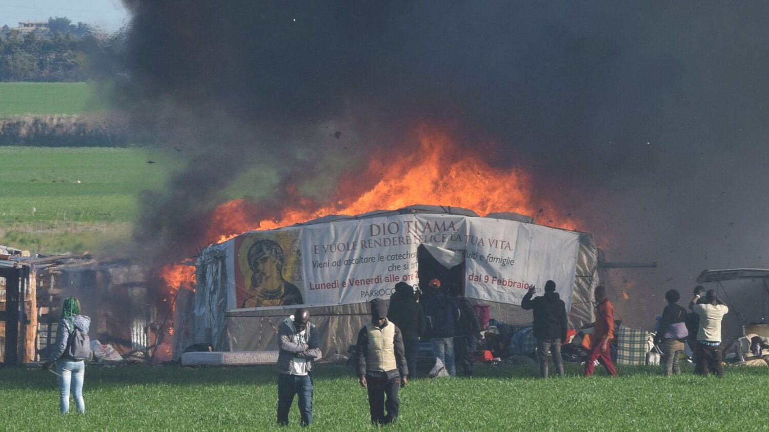 A fuoco la favela degli immigrati Siamo al caporalato di Stato