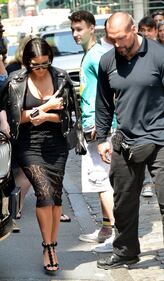Kim Kardashian, il décolleté esplosivo della diva 7