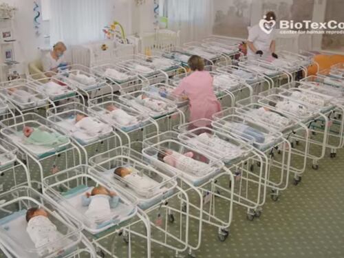 Il "supermarket" dei bimbi a Kiev: nell'hotel in attesa di essere ritirati