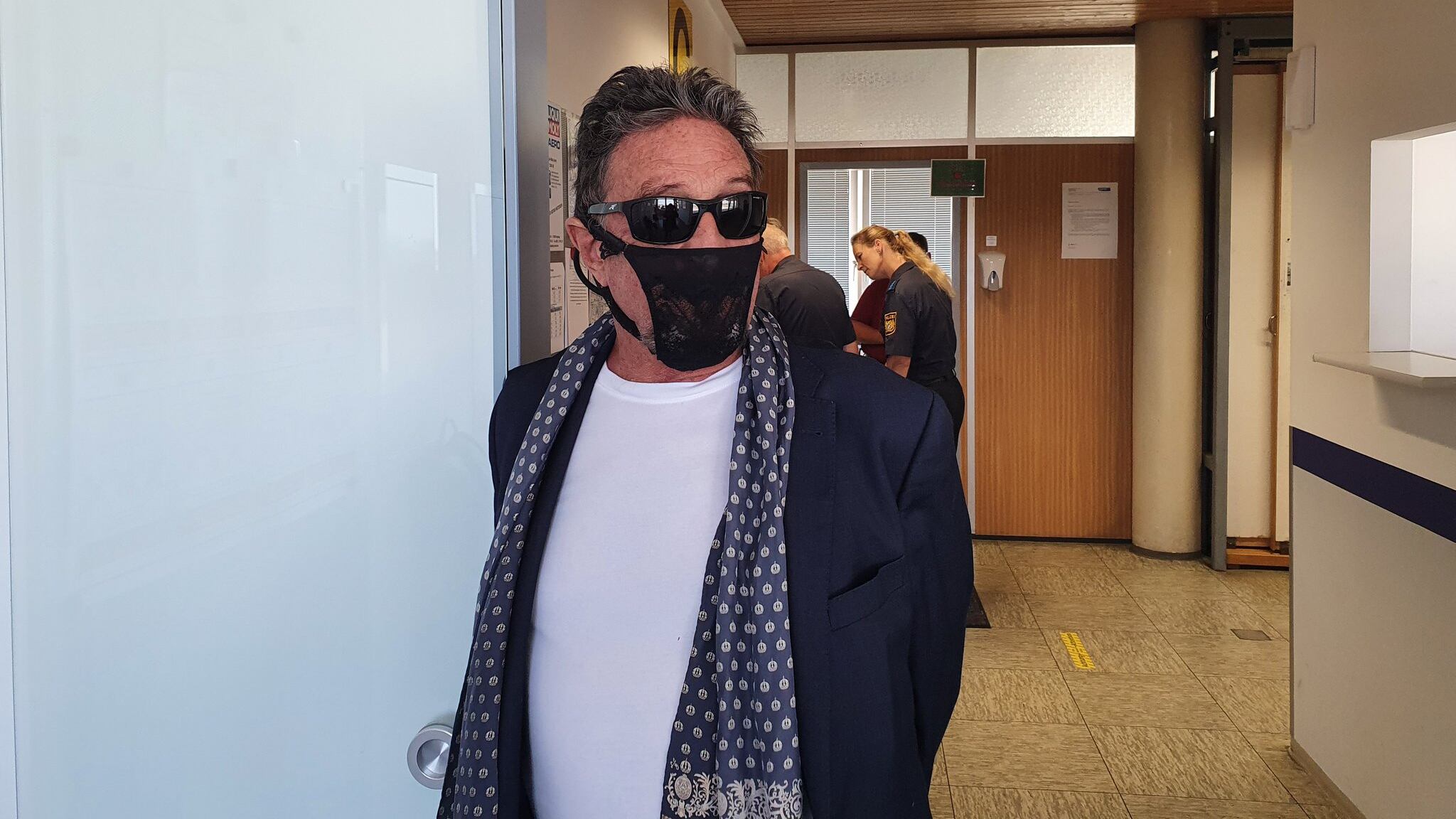 Un tanga al posto della mascherina. Arrestato John McAfee, papà del noto antivirus