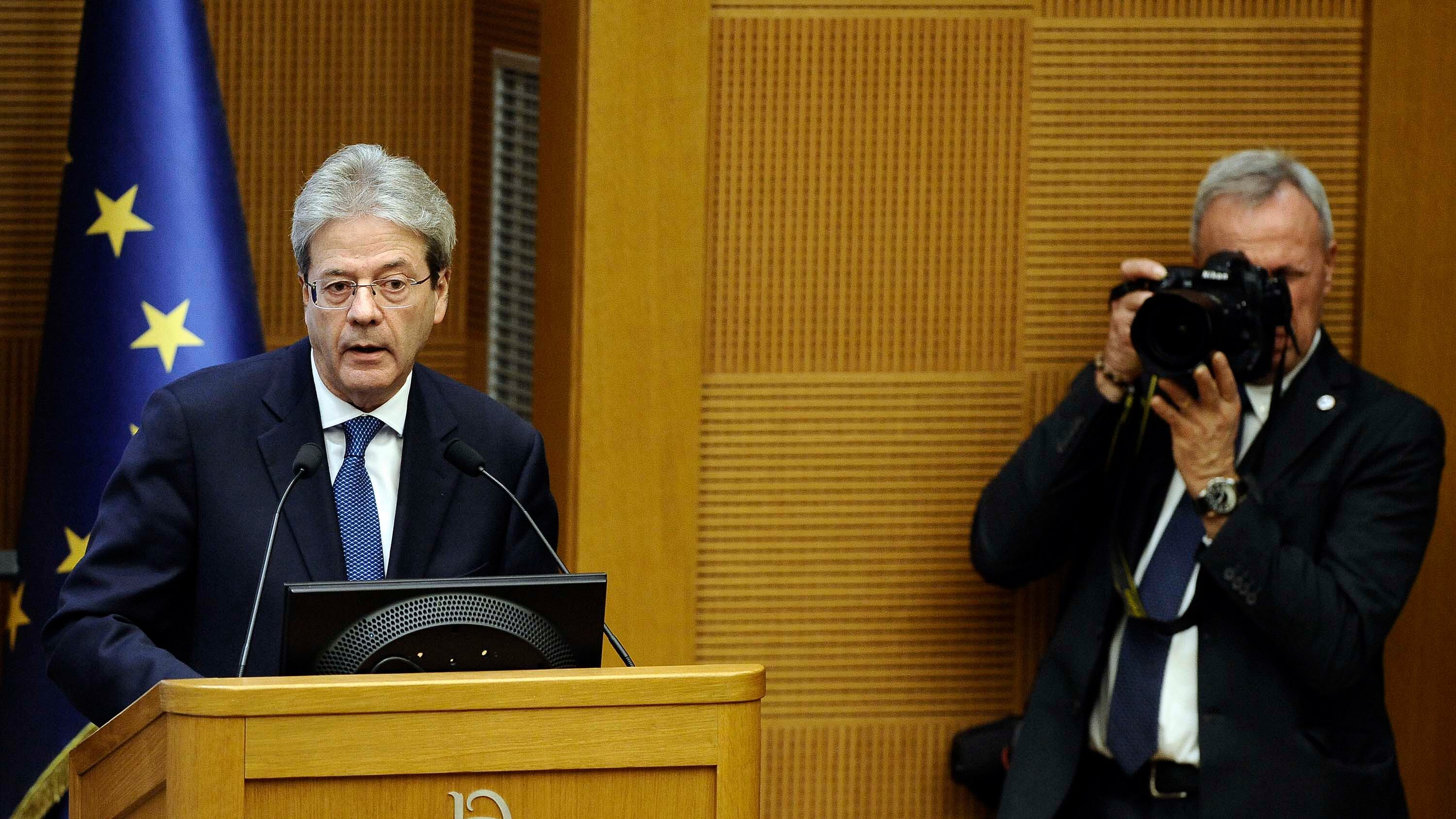 Gentiloni: "Non tireremo i remi in barca e continueremo a governare"