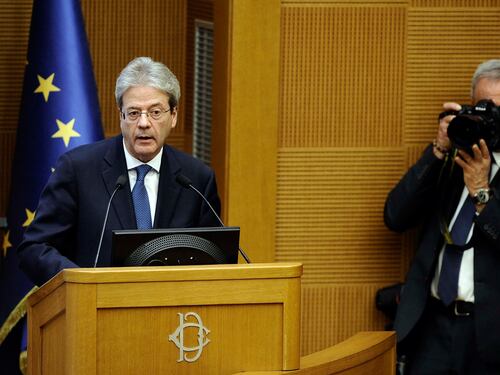 Gentiloni: "Non tireremo i remi in barca e continueremo a governare"
