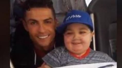 "Dammi un abbraccio". E CR7 fa fermare il bus per salutare il bimbo malato