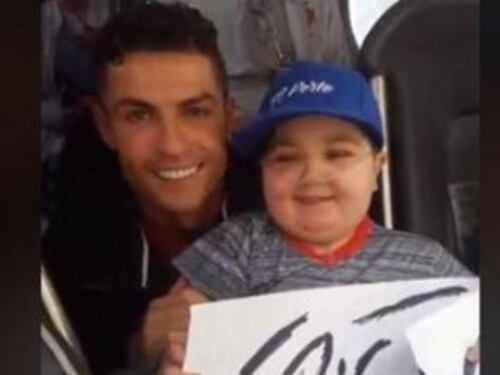 "Dammi un abbraccio". E CR7 fa fermare il bus per salutare il bimbo malato