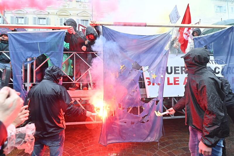 I soliti centri sociali bruciano le bandiere in piazza a Torino 9