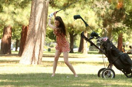 Alicia Arden hot mentre gioca a golf 3