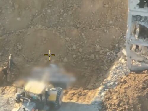 Il corpo dell'ostaggio riesumato e riseppellito. Israele: "Il video che dimostra Hamas mente"