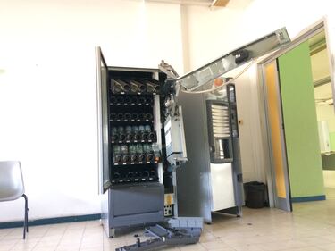 Scuole belle?  Così sono ridotte a Napoli 15