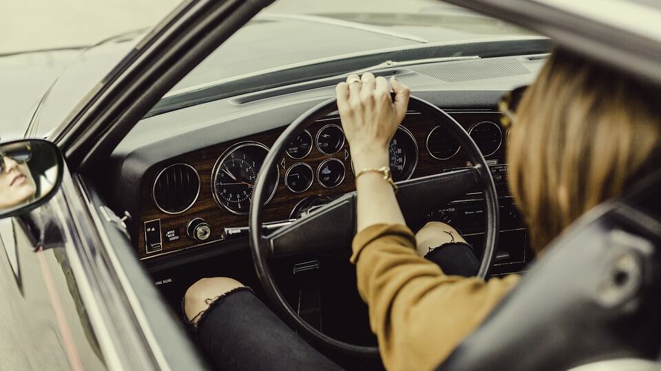 Ragazzina guida l’auto e investe la madre in retromarcia