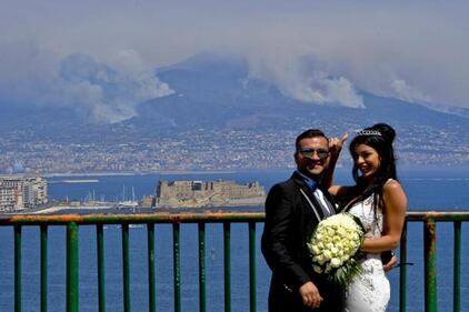 Incendio Vesuvio, le "brutte" foto-ricordo degli sposini 2