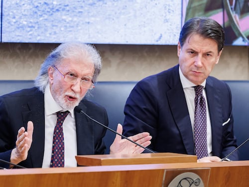 Toh, i grillini giustizialisti attaccano le toghe “sgradite” per difendere Scarpinato. “Esposto contro De Luca”