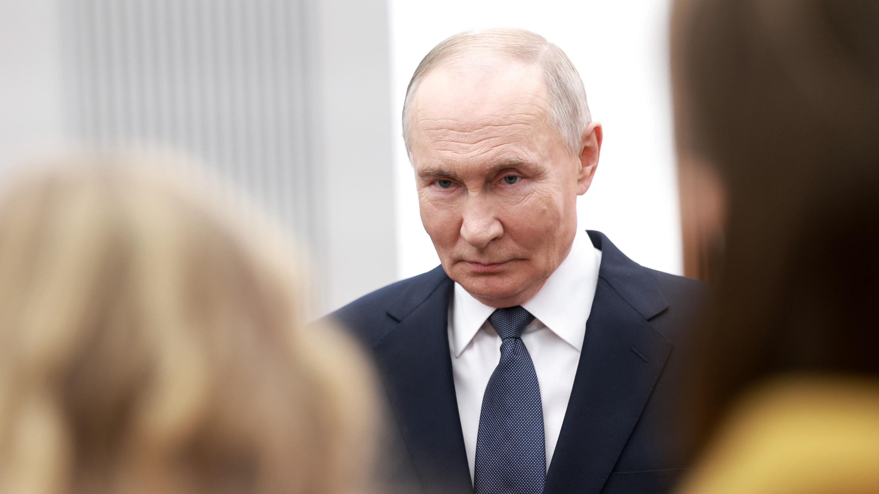 Putin fa gli auguri a Trump, ma il negoziato sull'Ucraina resta in bilico. "Pronti a siglare patto di non aggressione con Nato"