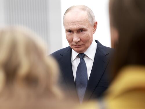 Putin fa gli auguri a Trump, ma il negoziato sull'Ucraina resta in bilico. "Pronti a siglare patto di non aggressione con Nato"