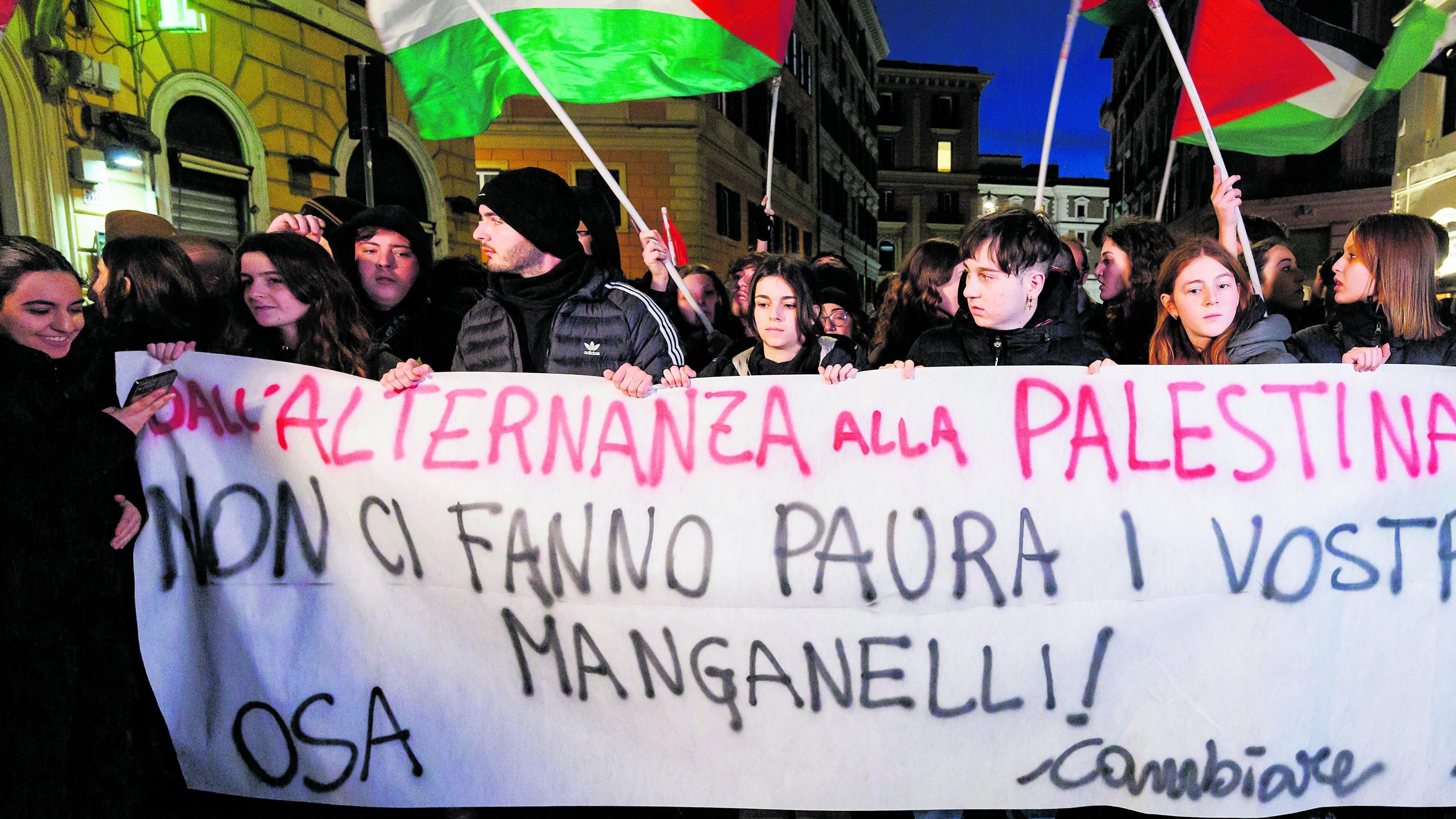 “Organizziamoci nelle scuole contro il governo”. Il nuovo anno scolastico si apre con le rivolte