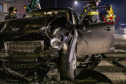 Pauroso incidente stradale tra due auto in viale Bligny, a Milano 7