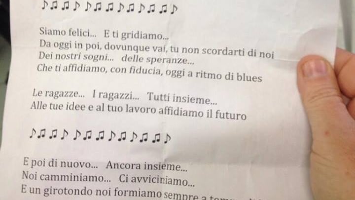 Renzi visita una scuola. E i prof insegnano ai bambini una canzone per lui