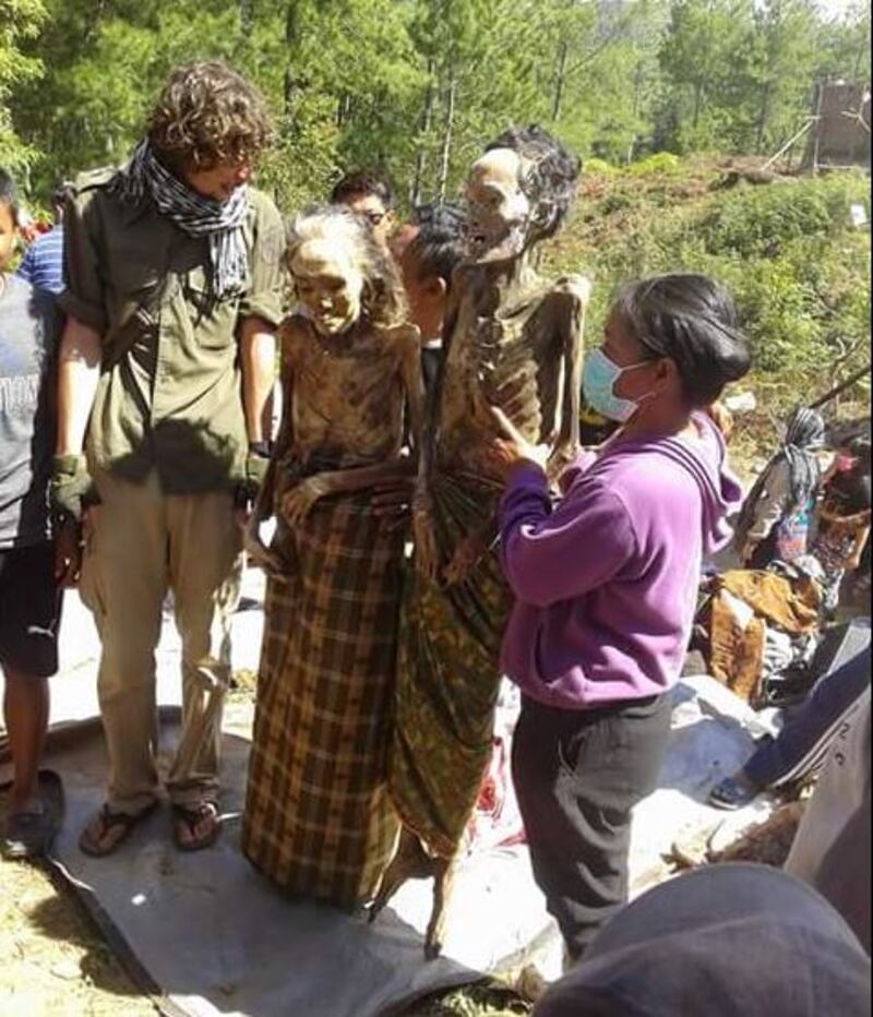 La festa col morto dei Toraja 1