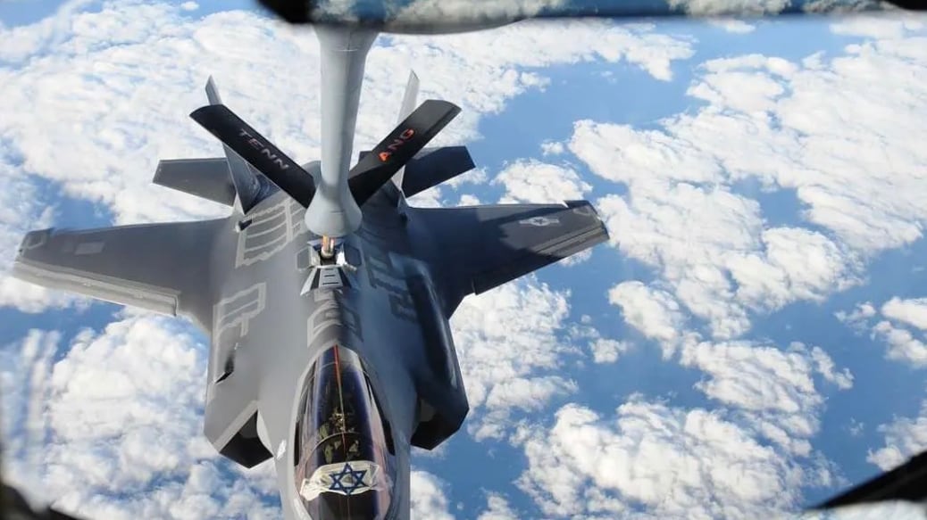 Un F-35 israeliano “Adir” riceve carburante da un Tennessee