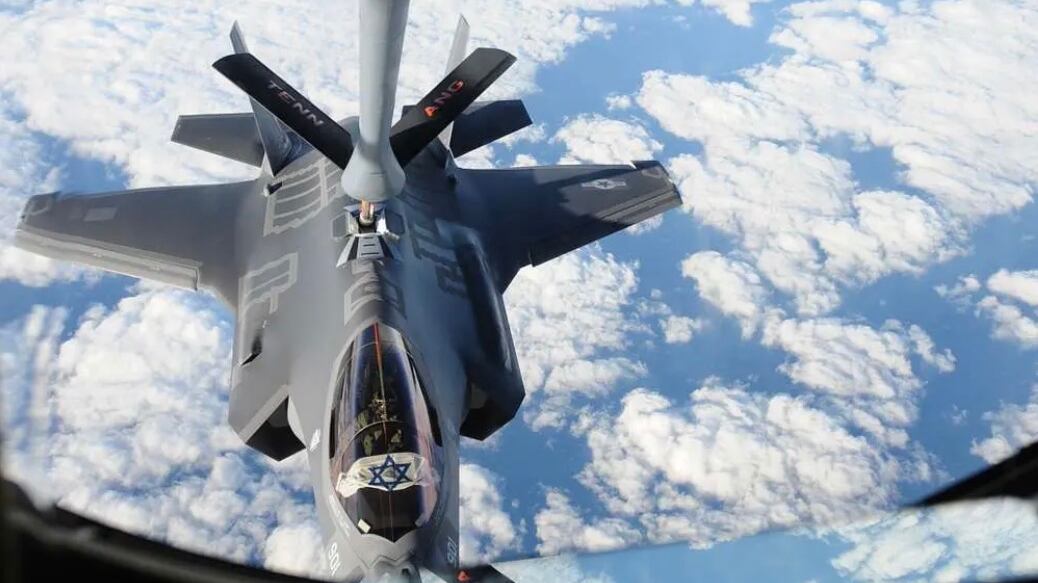 Un F-35 israeliano “Adir” riceve carburante da un Tennessee