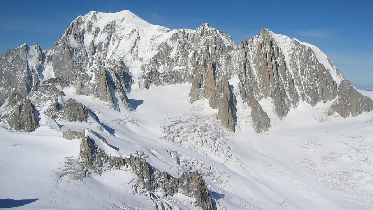 Tragedia sulle Alpi: morti due sciatori dopo una caduta, uno è italiano