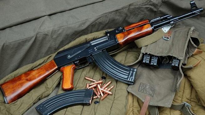 Ecco il candidato pakistano col kalashnikov, anche il sindaco pd sbotta: "Fuori dalle elezioni"