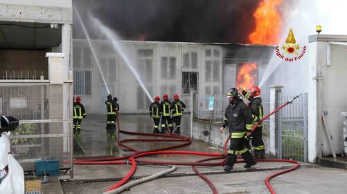 Rogo in un'azienda di vernici: vigili al lavoro 5