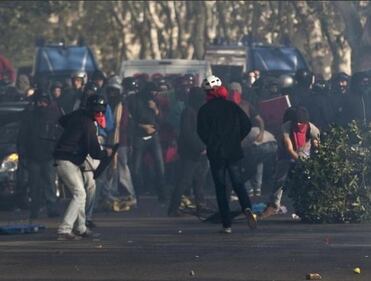 Teppisti e delinquenti in azione contro la polizia 8