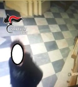 Nel Leccese, ladro in azione per rubare le offerte e una collana di oro 1
