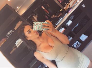 Kim Kardashian: calze a rete provocanti 7