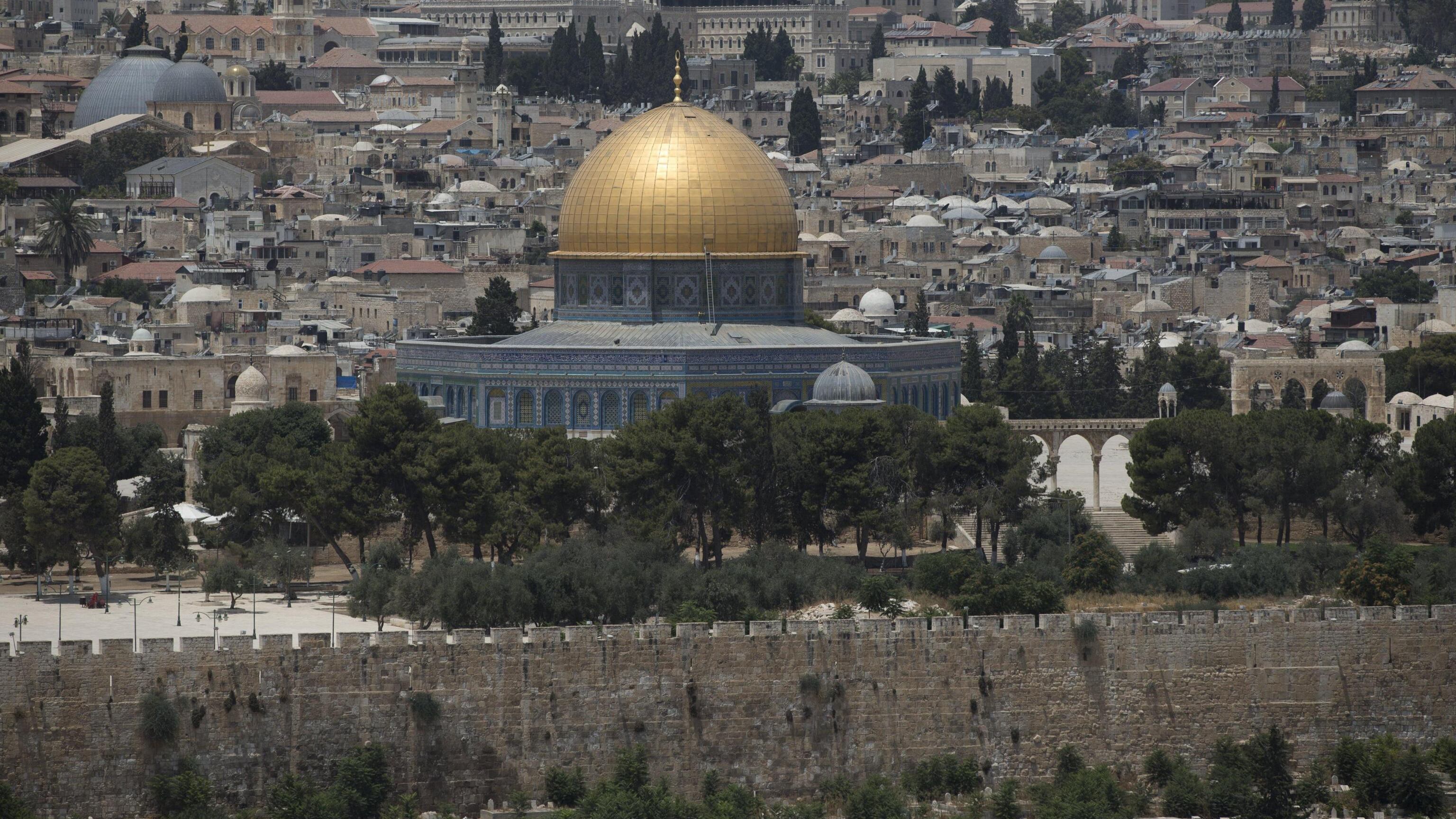 Le Idf ricevono il corpo di un ostaggio dalla Croce Rossa. Coloni israeliani assaltano la moschea Al-Aqsa