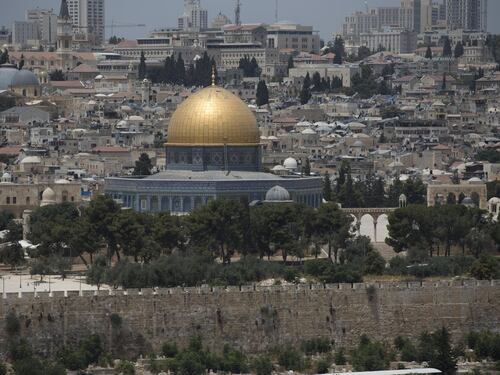 Le Idf ricevono il corpo di un ostaggio dalla Croce Rossa. Coloni israeliani assaltano la moschea Al-Aqsa