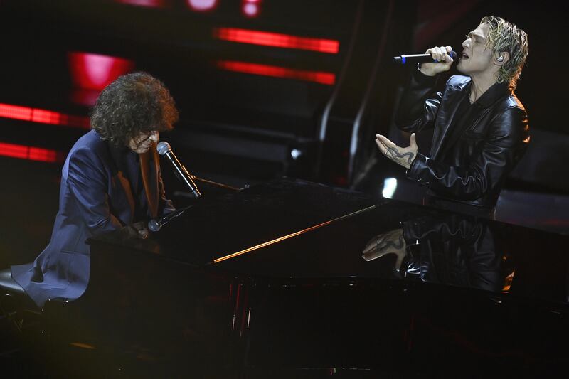 Sanremo 2024: ecco il look della quarta serata del Festival di Irama 5