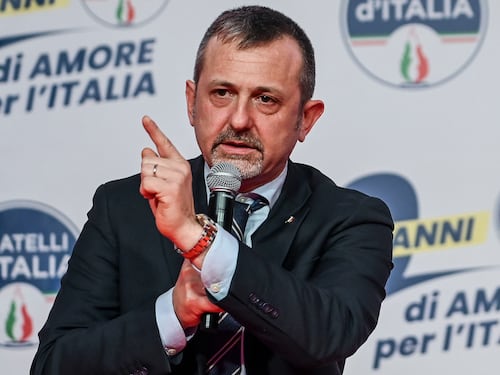 Delmastro ammette: "Gli ho parlato io". Meloni agli alleati: "Abbassiamo i toni. Dai dem ambiguità"