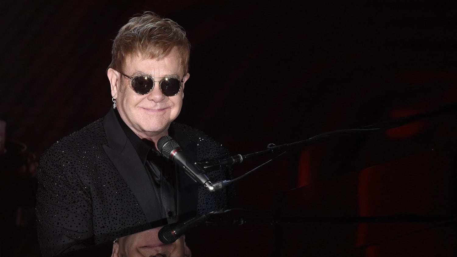 Elton John e l'intervista con Carlo Conti: il sospetto del web