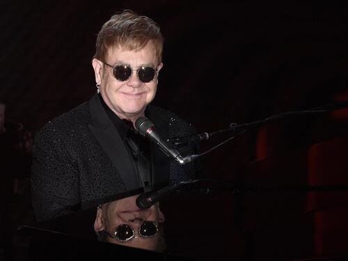Elton John tira la volata ai gay: "Felice di esser diventato papà"