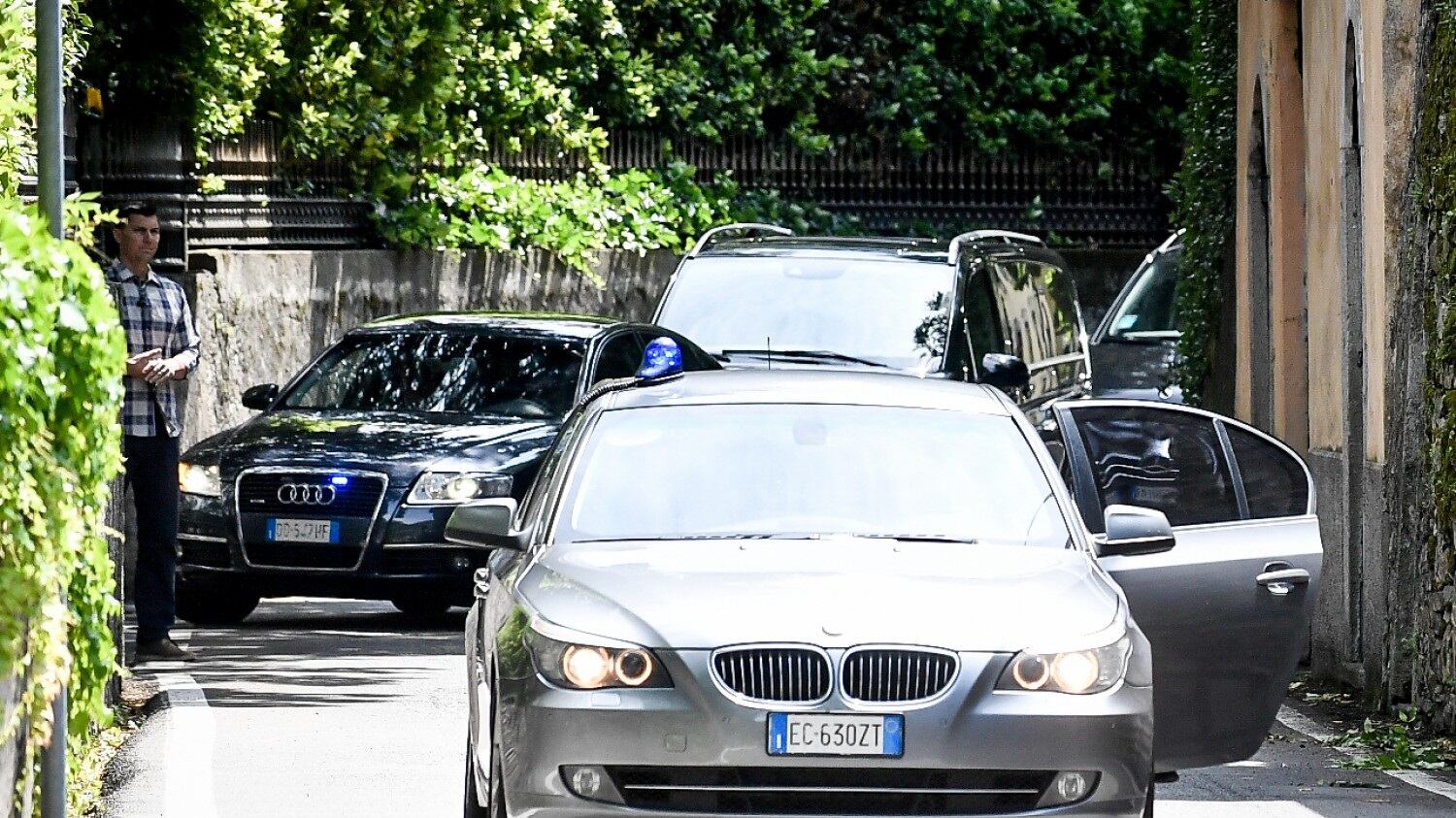 Obama da Clooney sul lago di Como: i curiosi si avventurano a nuoto