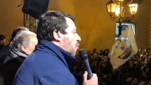 Salvini contro Raggi: "Bus a fuoco, auto ferme: salviamo i romani". E lei: "Lavora!"