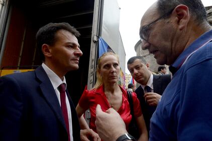 Fassina contestato in piazza 8