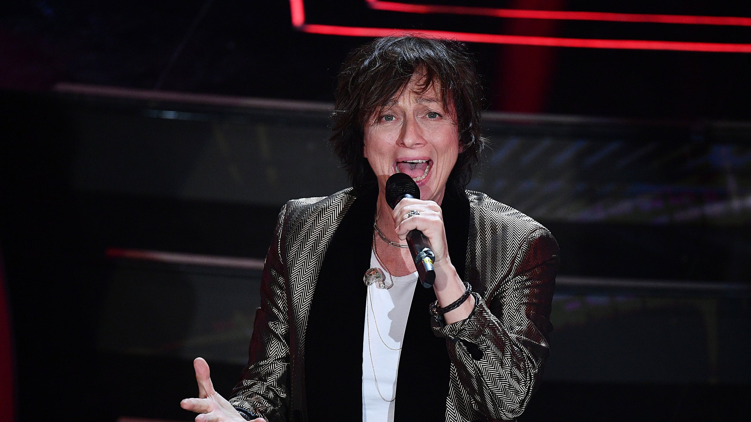 Gianna Nannini: "Molestata dal maestro di musica. I fotografi si nascondevano in valigia"
