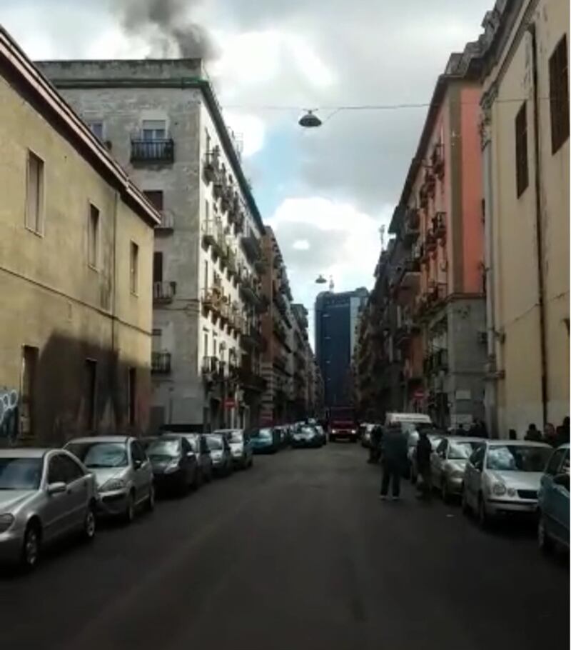 Napoli, le fiamme e le esplosioni in un palazzo al Vasto 3