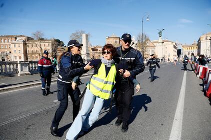 Roma, attivisti di Ultima Generazione interrompono maratona: le immagini 1