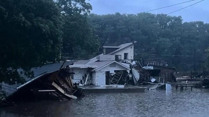 Texas, strage e rabbia: il fiume cresciuto 8 metri e niente sistemi d'allerta